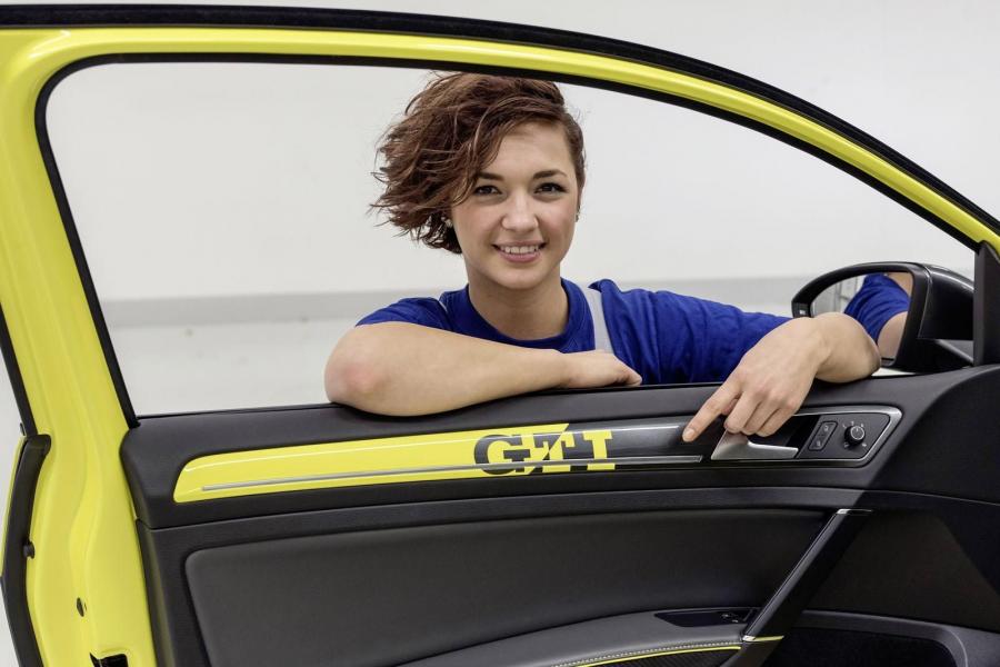  Volkswagen Golf GTi Dark Shine 2015 года  (фото 17 из 24)